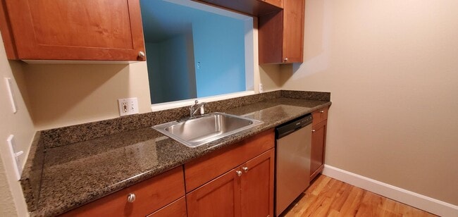 Building Photo - Spacious 2 Bed 1.5 Bath In Old Town Issaquah!