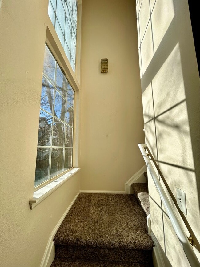 Building Photo - 2BR End Unit Townhome in Rock Creek