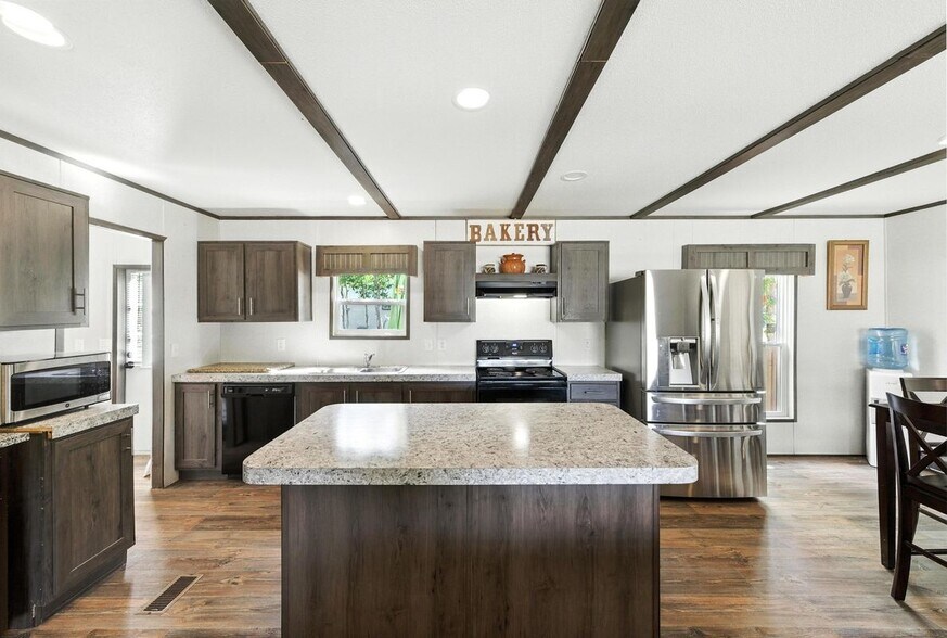 Building Photo - 102 Pink Dahlia Dr