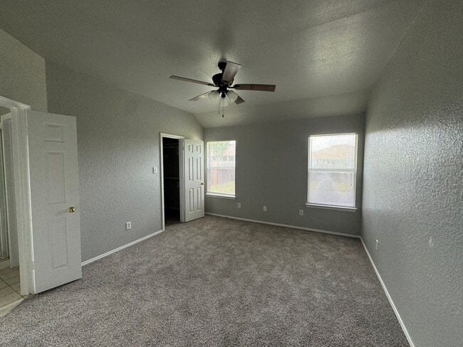Building Photo - Remodeled 3 Bedroom Plus Bonus Room - Comi...