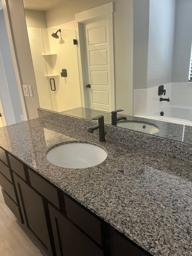 Building Photo - Three Bed, Two and Half Bath Home in Eagle...