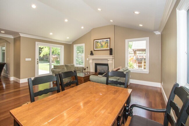 Building Photo - 446 Guadalupe Dr