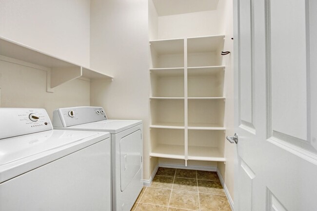 Building Photo - Tri-Level Azusa Townhome