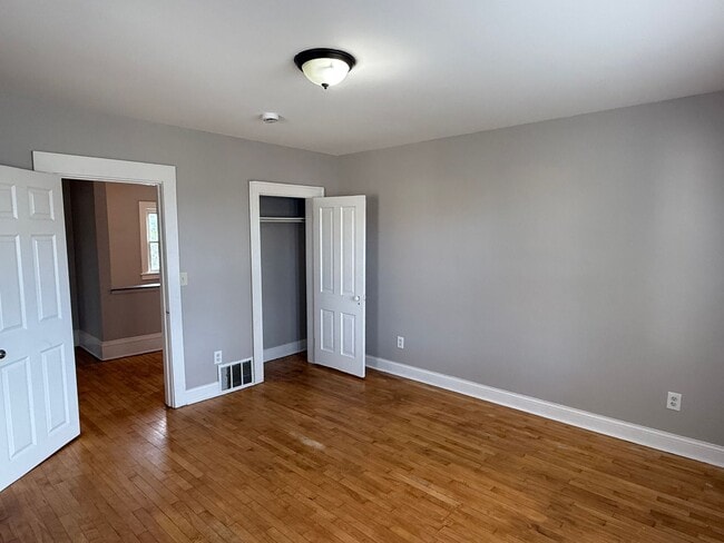 Building Photo - 3 bedrooms 2 bath house, Available October...