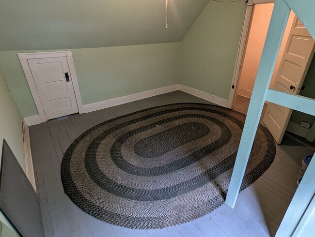 Building Photo - Cozy 2 Bedroom 1/2 Double