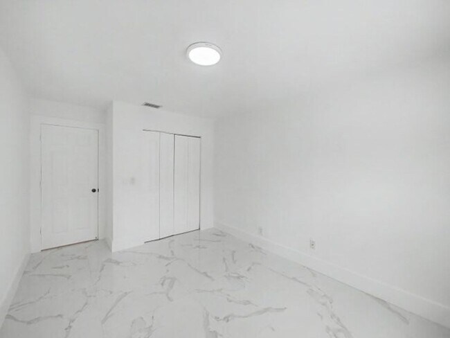 Building Photo - 8464 Lake Worth Rd
