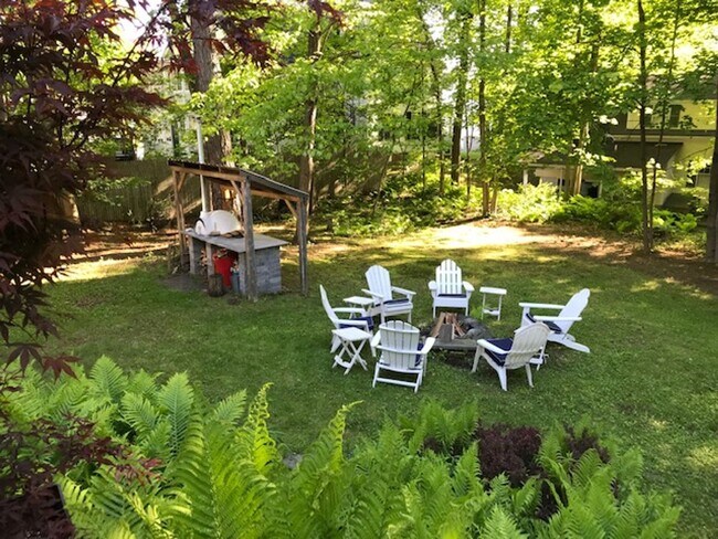 Building Photo - Short term- 4 Bedroom just two blocks from...
