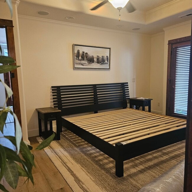 Building Photo - Gorgeous fully furnished home in downtown Eagle!