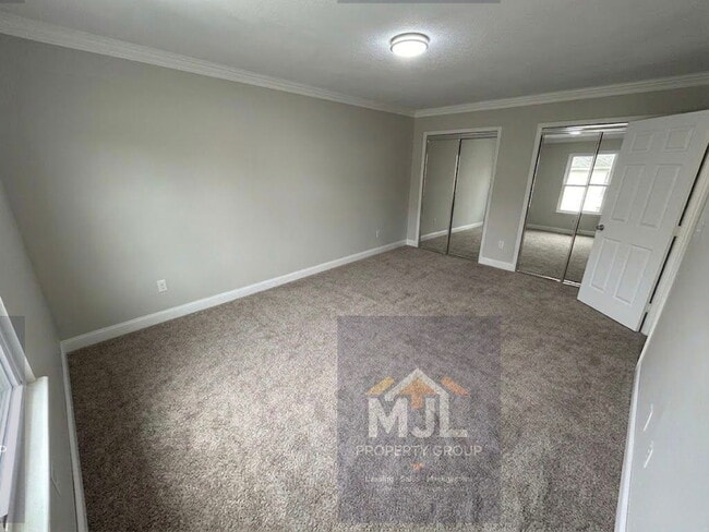 Building Photo - Renovated 2 Bedroom / 1 Bath Apartment W/ 1 Car Garage