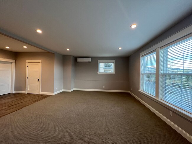 Building Photo - Beautiful, Custom home in the heart of Jacksonville | Available Now