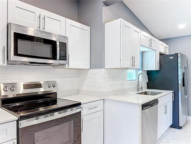 Building Photo - 2409 Drake Dr