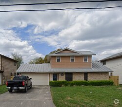 Building Photo - Clean Home Ready for Move In