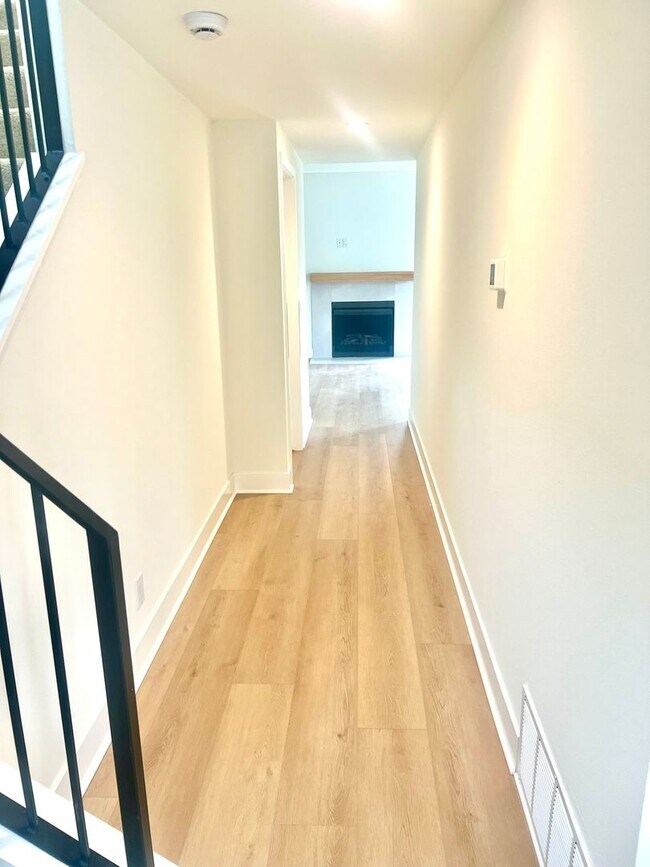 Building Photo - 202 18th St