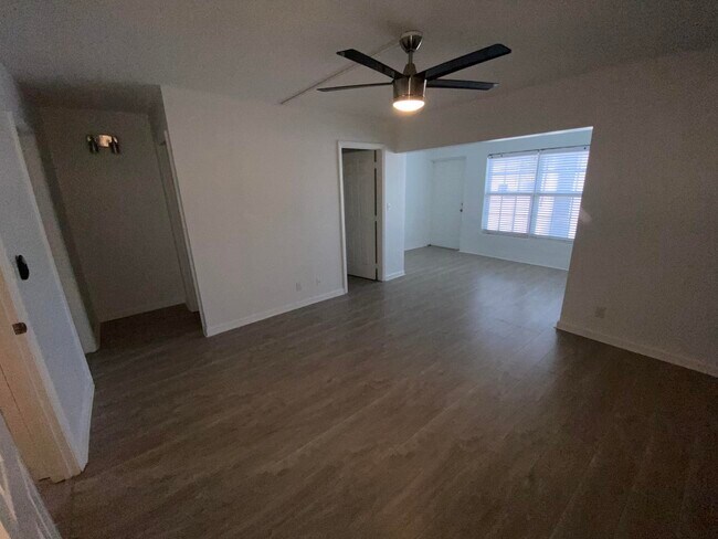 Building Photo - 102 N Lakeside Dr