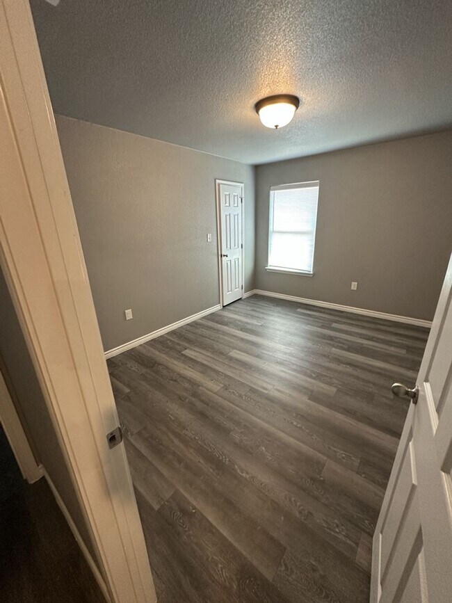 Building Photo - AVAILABLE NOW!