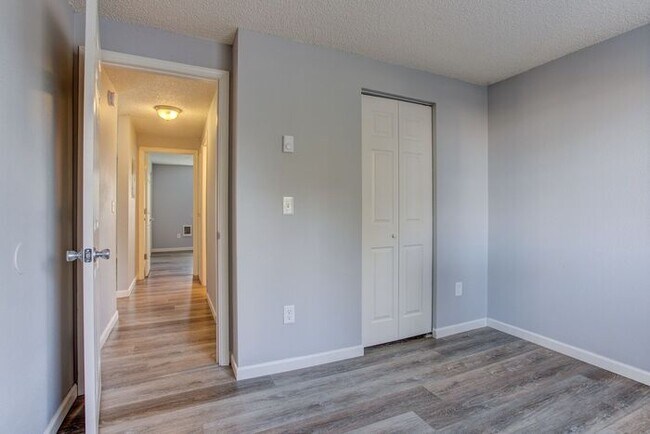 Building Photo - 2 bedroom 1 bath close to local shops!! Available soon!