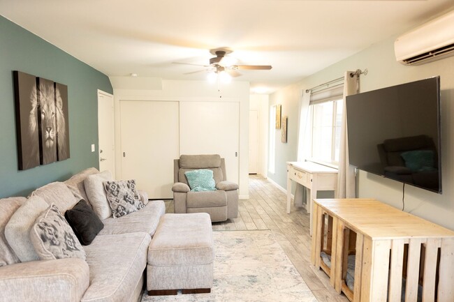 Building Photo - Charming Furnished 3 Bed/2.5 Bath two stor...