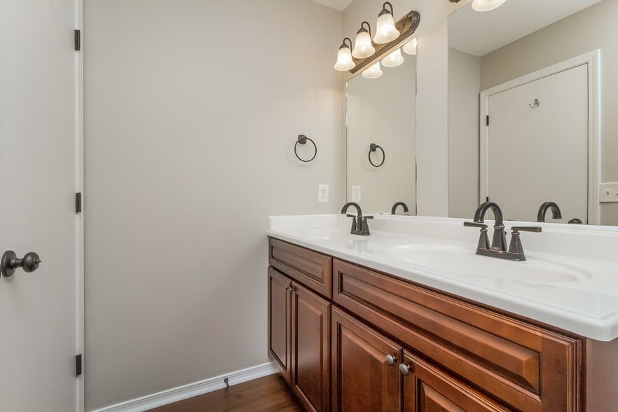 Building Photo - 2735 Sutherland Dr