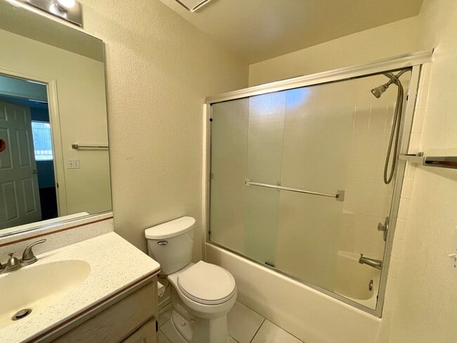 Building Photo - Great 3 Bedroom, 2 Bathroom Home in El Camino Village on the Parkway!