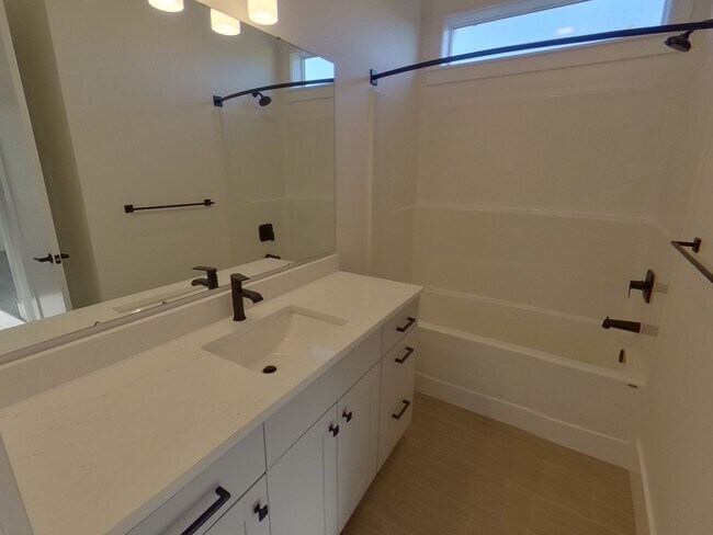 Building Photo - Beautiful 6 bedroom Campus Home!