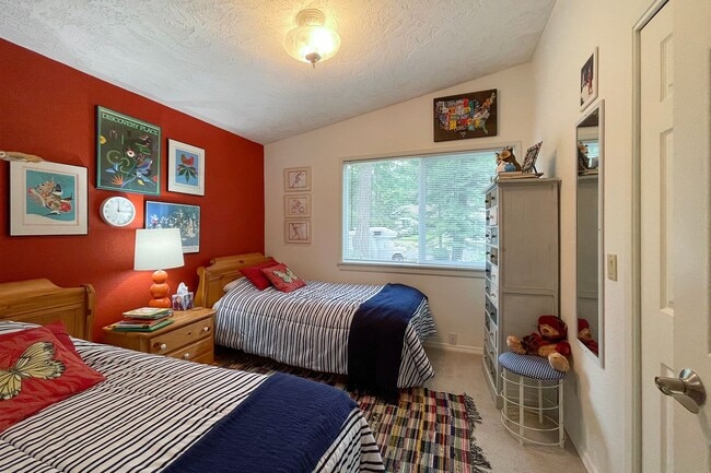 Building Photo - Fully Furnished Home