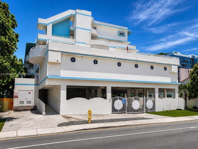 Building Photo - 9156 Collins Ave