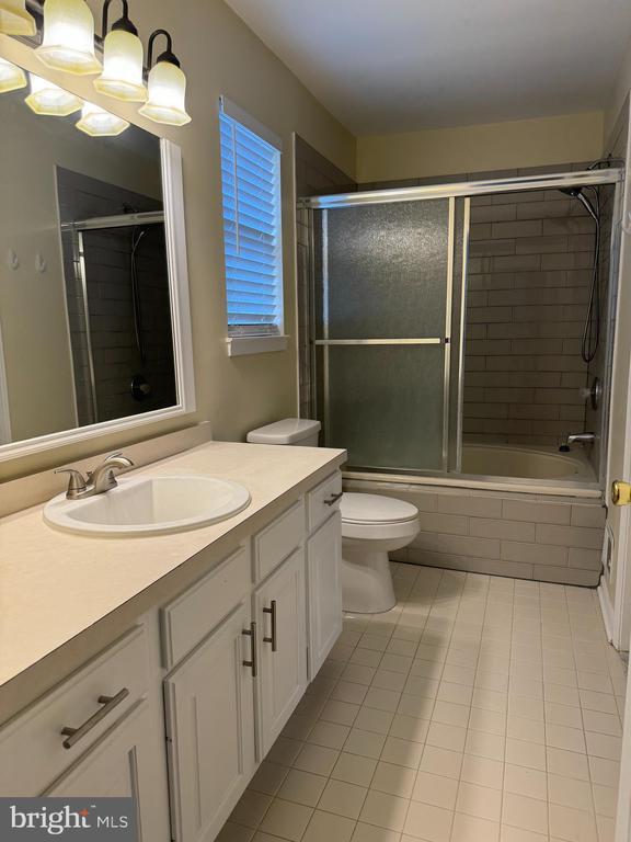 Building Photo - 2 Village Ct