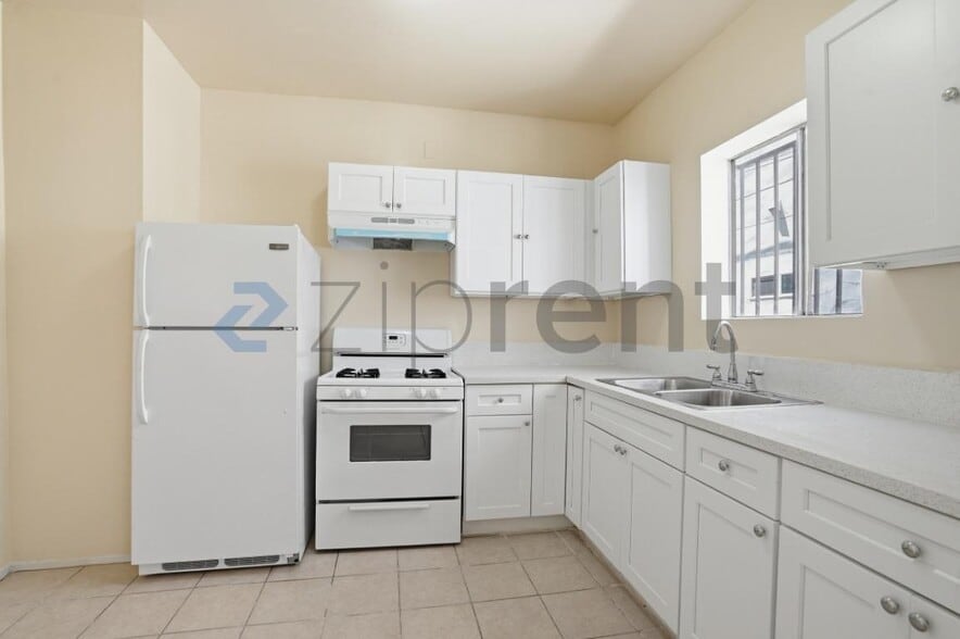 Building Photo - 1513 W 12th Pl