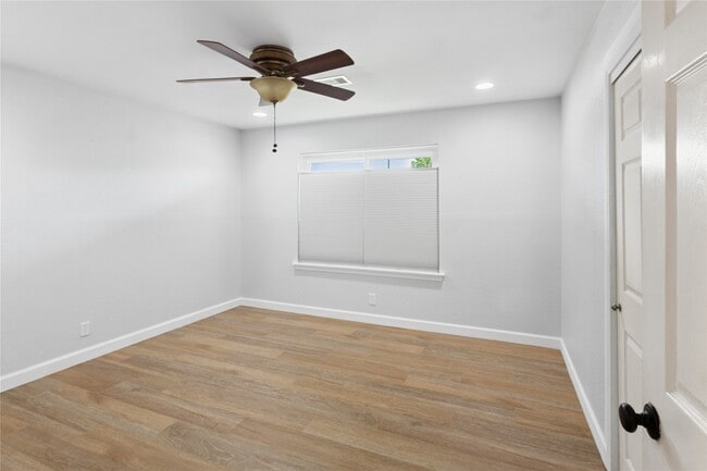 Building Photo - 2824 Palm Cir E