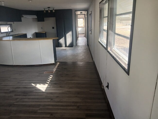 Building Photo - 11 Camelot Dr