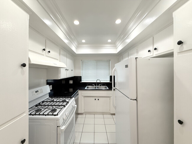 Building Photo - 8576 Holloway Dr