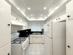 Building Photo - 8576 Holloway Dr