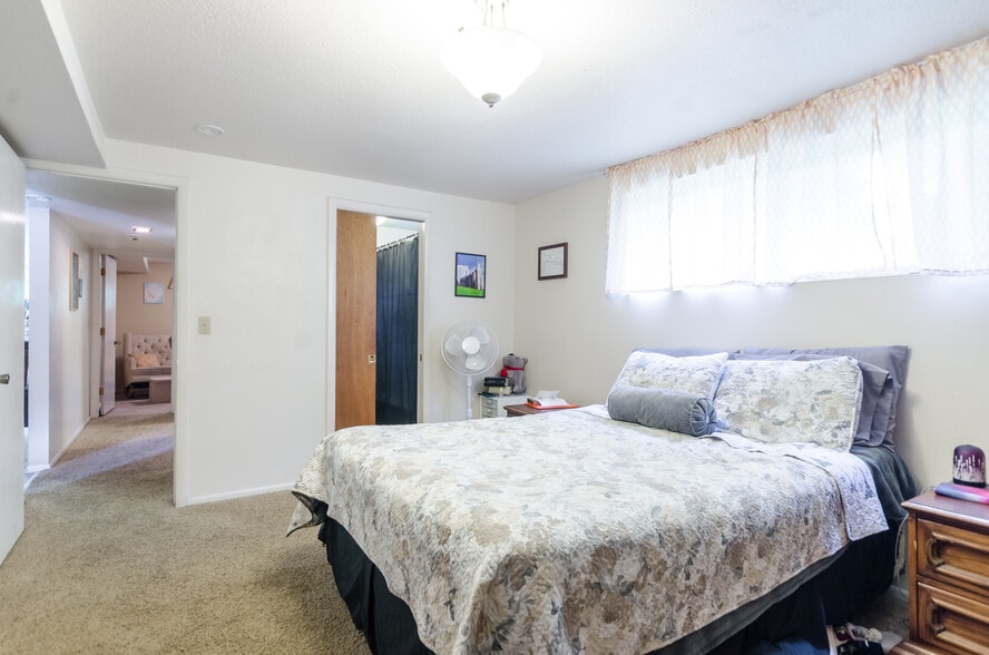 Master bedroom - 815 Orchard Dr