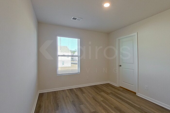 Building Photo - 117 Overstreet Way
