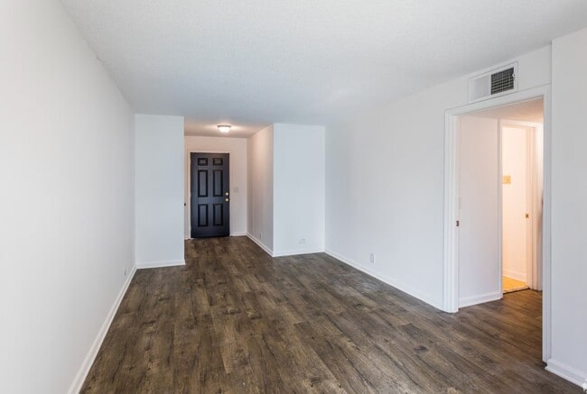 Building Photo - 608 Jack Warner Pkwy