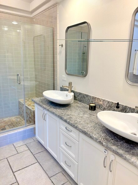 Main Bathroom - 6483 Zuma View Pl