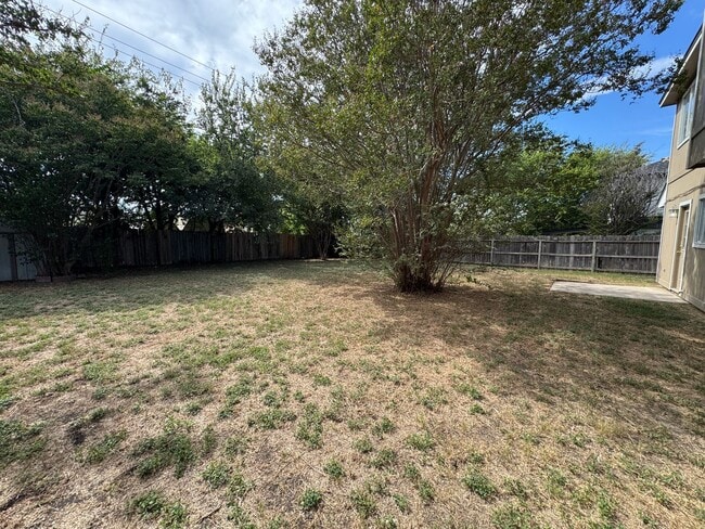 Building Photo - 2808 Bluejay Dr