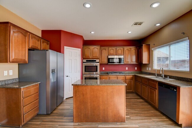 Building Photo - 4 Bed 3 Bath With Huge Loft