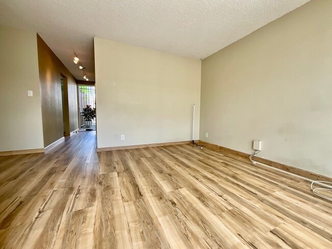 Building Photo - Charming 1/1/1 Ground Floor Unit with Lana...