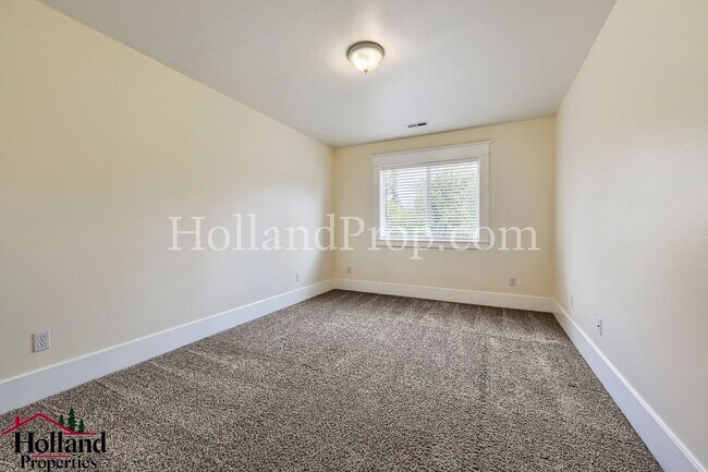 Building Photo - Great, Spacious & Inviting Home in the Heart of Milwaukie! Move-in Special DISCOUNT of $200!!!