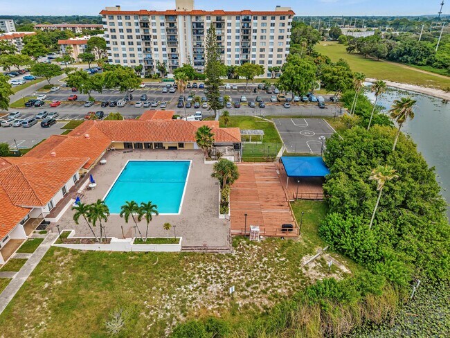 Building Photo - 4158 Inverrary Dr