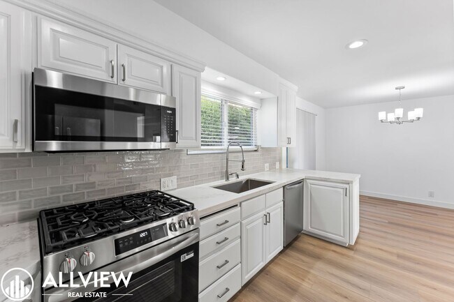 Building Photo - OCEAN VIEWS! Renovated 2 Bed, 2.5 Bath Townhome in San Clemente!