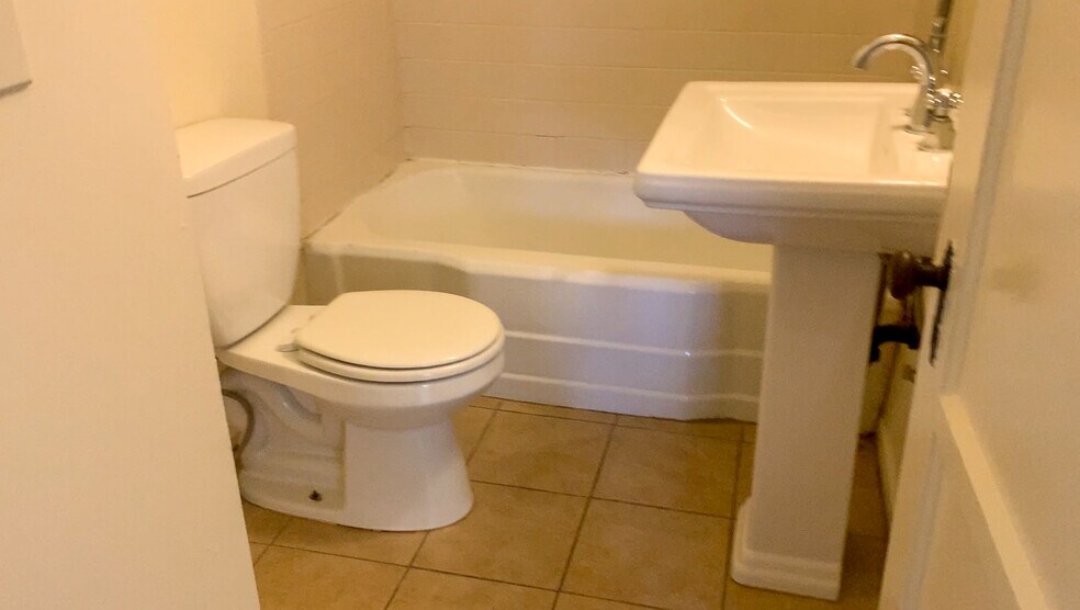 Building Photo - 832 S Maple Ave