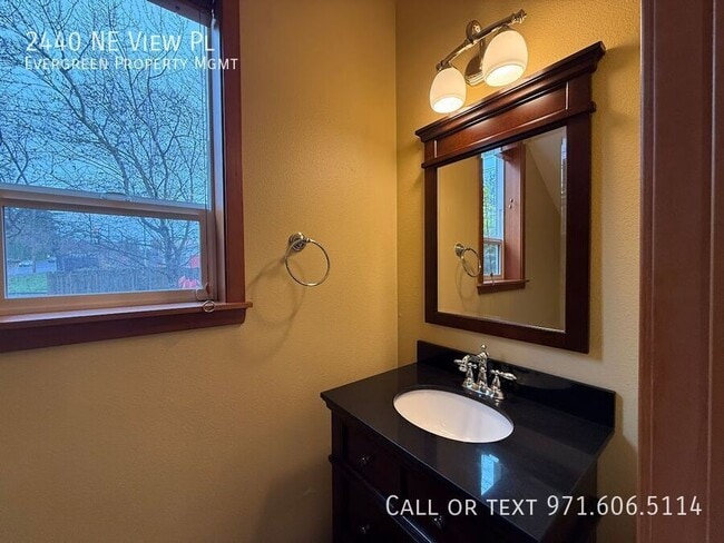 Building Photo - 2440 NE View Pl