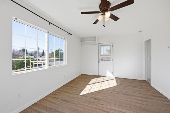 Building Photo - 614 Redwood Ave