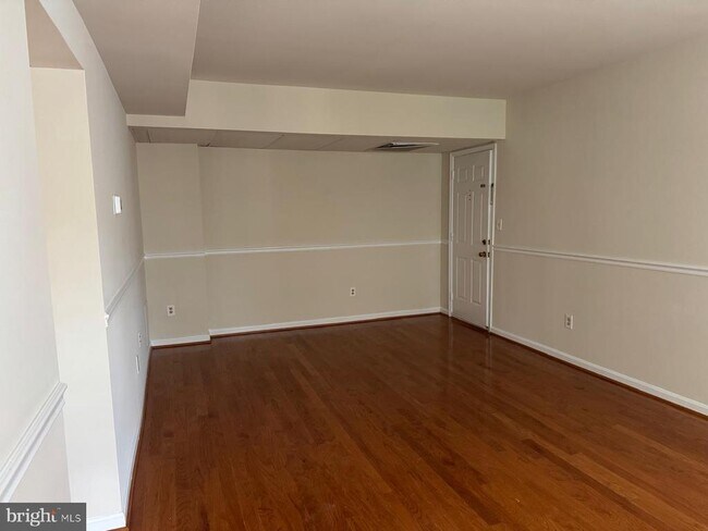 Building Photo - 1720 Queens Ln