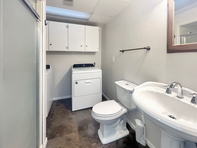 Building Photo - $0 DEPOSIT OPTION. DESIRABLE DAKOTA STATION SPLIT-LEVEL HOME WITH 3 BEDROOMS, 2 BATHS, AND SPACIO...