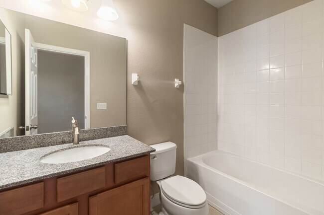 Building Photo - Stunning Avalon Park 4 Bed / 3 Bath Home f...