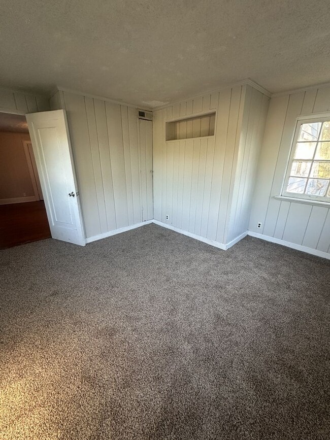 Building Photo - Affordable Upstairs Apartment – Housing Vouchers Welcome!