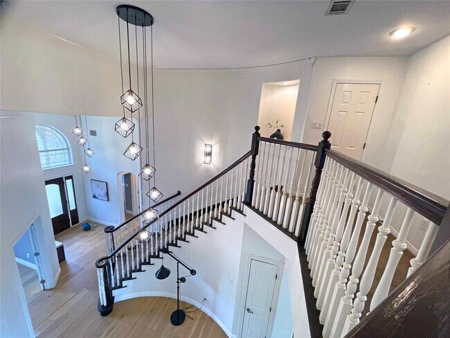 Building Photo - 9604 Big View Dr